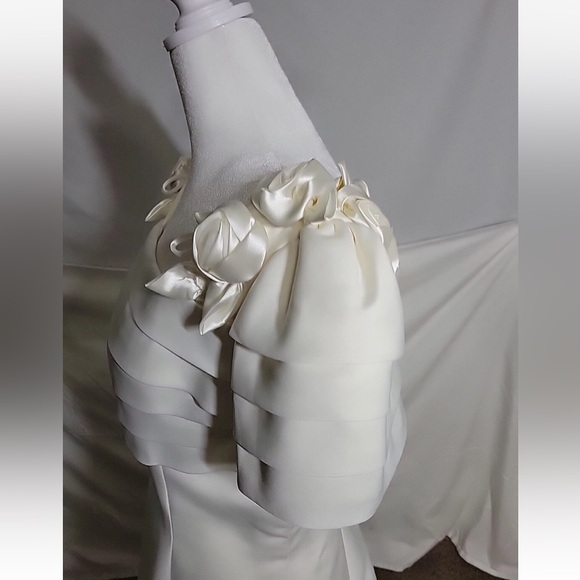 Elegant White Pleated Dress - Picture 2 of 16